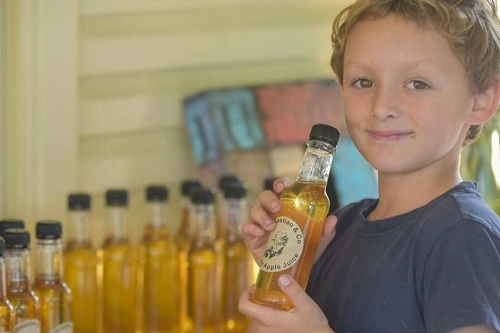 “Doanh nhân 7 tuổi” thành công từ việc bán nước chanh